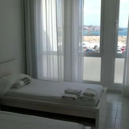 Apartment Sleeps 5 Pool Wifi